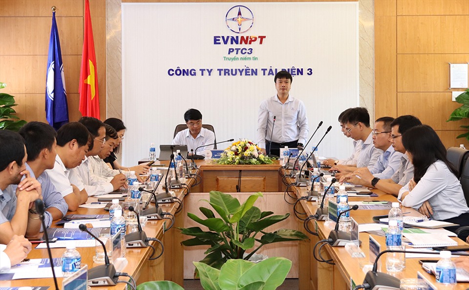Phó Tổng giám đốc EVNNPT - Lưu Việt Tiến (đứng) phát biểu tại Hội thảo  “Phối hợp công tác quản lý vận hành lưới điện truyền tải đấu nối vào lưới điện truyền tải điện quốc gia”, tháng 3.2021. Ảnh: EVNNPT