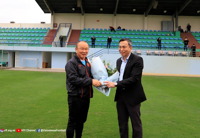 Quyền Chủ tịch VFF Trần Quốc Tuấn tặng hoa cho huấn luyện viên Park Hang-seo trong buổi tập đầu tiên của tuyển Việt Nam. Ảnh: VFF