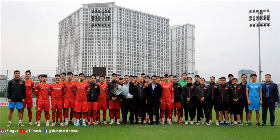 Chiều 13.1, đội tuyển Việt Nam có buổi tập đầu tiên nhằm chuẩn bị cho vòng loại thứ 3 World Cup 2022. Theo đó, Quyền Chủ tịch VFF Trần Quốc Tuấn và Tổng thư kí Lê Hoài Anh đã gặp gỡ và động viên tinh thần toàn đội. Ảnh: VFF