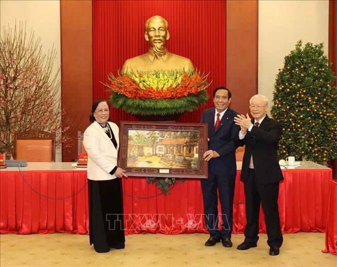Tổng Bí thư Nguyễn Phú Trọng tặng Hội người cao tuổi Việt Nam bức tranh gốm.