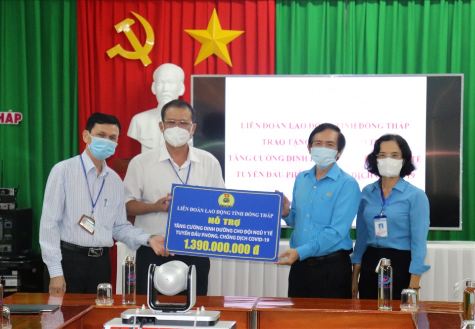 Chủ tịch LĐLĐ tỉnh Đồng Tháp Trần Hoàng Vũ trao hỗ trợ đại diện cán bộ y tế tuyến đầu chống dịch COVID-19. Ảnh: LH