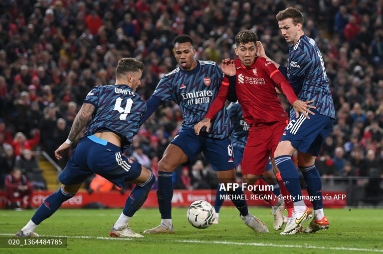 Trong khi Chelsea đã cầm vé đầu tiên vào chung kết League Cup, Liverpool và Arsenal mới bước vào trận bán kết lượt đi, do trận đấu vào ngày 7.1 bị hoãn. Trong nhiều năm, không nhiều cơ hội để Arsenal thắng ngay trên sân Anfield của Liverpool như lúc này...