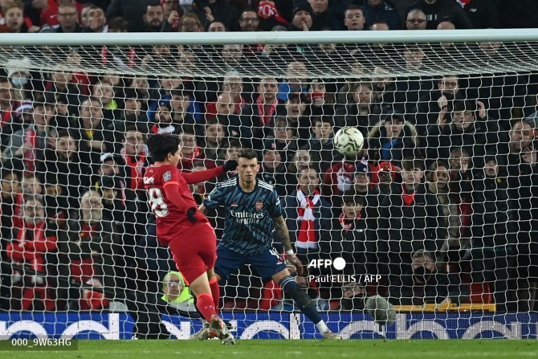 Với đội hình gần như mạnh nhất, Arsenal tràn lên tấn công trước Liverpool thiếu nhiều trụ cột. Tuy nhiên, sự tự tin quá mức của Pháo thủ lại khiến họ để hở sườn và mắc những lỗi không đáng có. Arsenal may mắn không thủng lưới 2 lần trong 20 phút đầu trận.