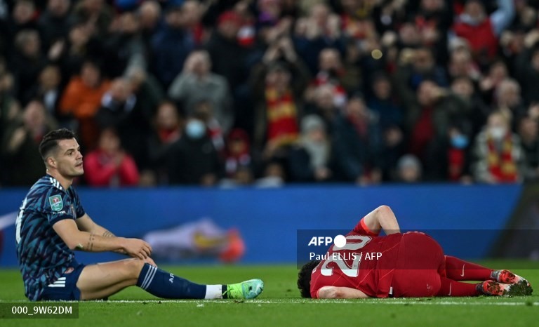 Ngay khi tìm lại được sự ổn định thì biến cố lại đến. Phút 24, Granit Xhaka, trong nỗ lực ngăn cản cơ hội Diogo Jota thoát xuống, tiền vệ người Thụy Sĩ đã đá thẳng vào bụng đối thủ. Trọng tài không ngần ngại rút thẻ đỏ cho Xhaka...