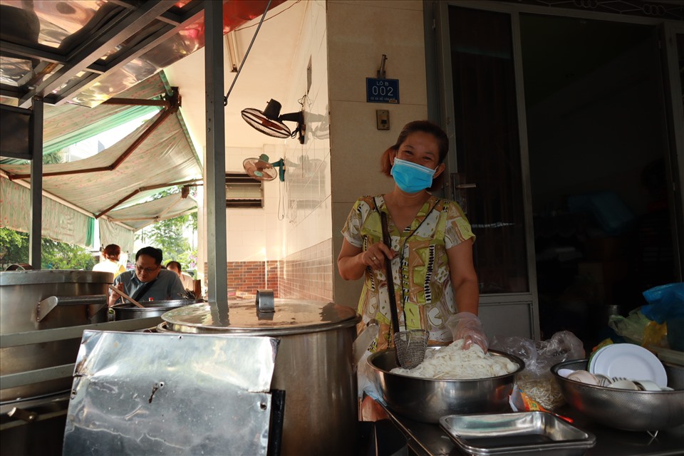 Từ khi thành phố bắt đầu mở cửa trở lại, chị Lê Thị Bích Ngọc (quận Phú Nhuận, TPHCM) cảm thấy vui mừng vì được mở lại quán phở bán cho những thực khách quen thuộc, sau nhiều tháng giãn cách vì dịch COVID-19.