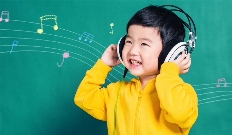 Cha mẹ nên khuyến khích trẻ nghe nhạc để phát huy năng khiếu nghệ thuật. Ảnh: Xinhua