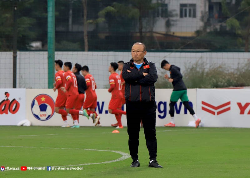 Huấn luyện viên Park Hang-seo và tuyển Việt Nam trong buổi tập ngày 13.1. Ảnh: VFF
