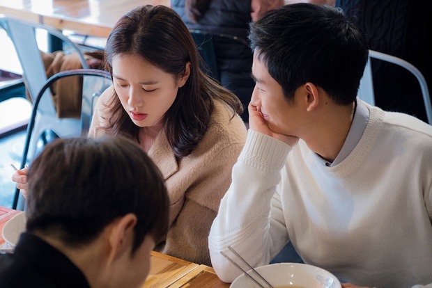 Những hình ảnh tình cảm từ trong phim đến ngoài đời khiến Jung Hae In và Son Ye Jin vướng tin hẹn hò. Ảnh: Xinhua