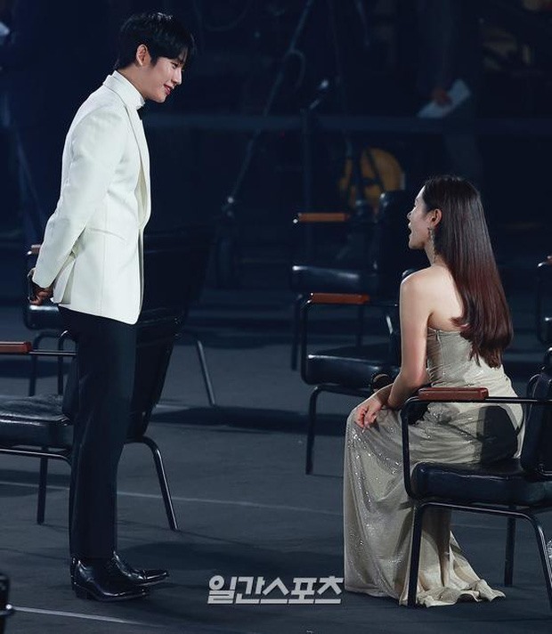 Hình ảnh Jung Hae In kiên nhẫn đứng đợi Son Ye Jin chỉnh trang lại rồi mới chào hỏi, chuyện trò ở hậu trường giải thưởng Baeksang Arts Awards năm 2020. Ảnh: Newsen