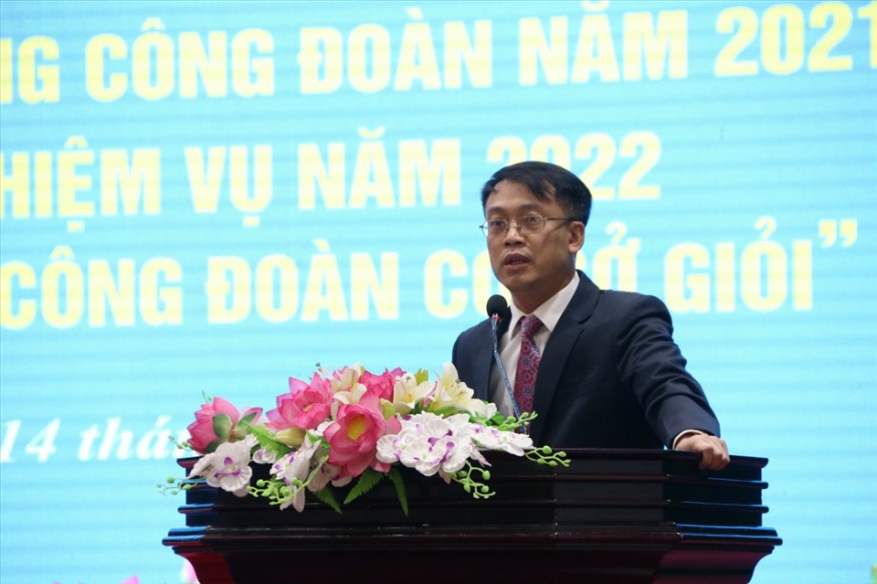 Phó Chủ tịch LĐLĐ tỉnh Nghệ An Nguyễn Chí Công phát biểu tại Hội nghị. Ảnh: TT