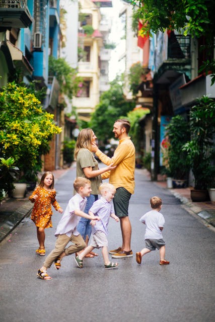 Gia đình chị Regina Stevens và anh Aaron Stevens cùng 4 người con tại Hà Nội (ảnh chụp trước khi xảy ra dịch COVID-19). Ảnh: Nhân vật cung cấp