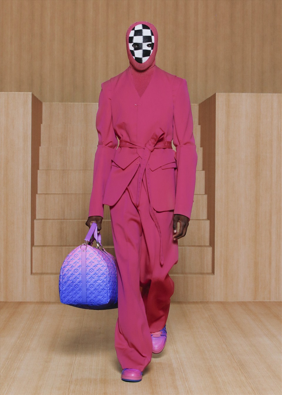 Màu sắc không còn là quy chuẩn gò bó thời trang cho phái mạnh. Ảnh: Hermes, Louis Vuitton.