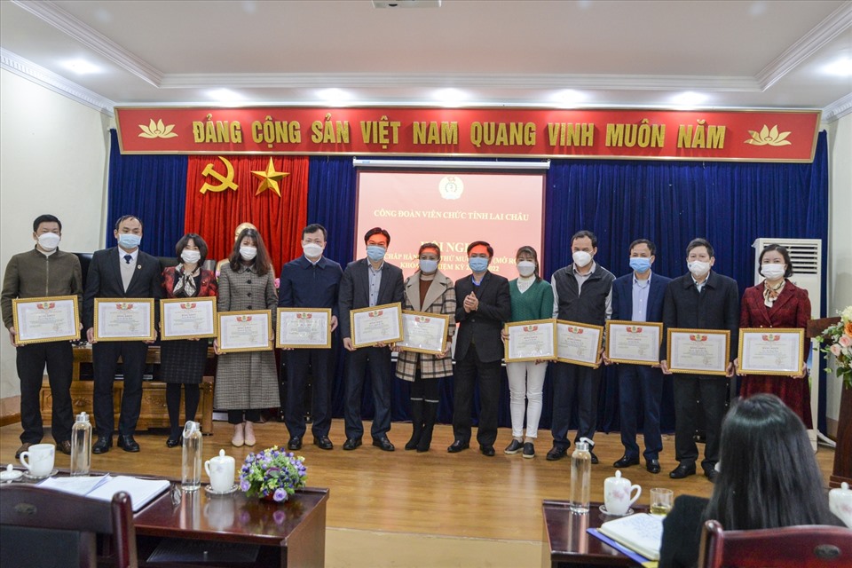 Ông Hoàng Văn Trinh - Phó Chủ tich LĐLĐ tỉnh tặng Bằng khen cho các cá nhân tiêu biểu năm 2021.