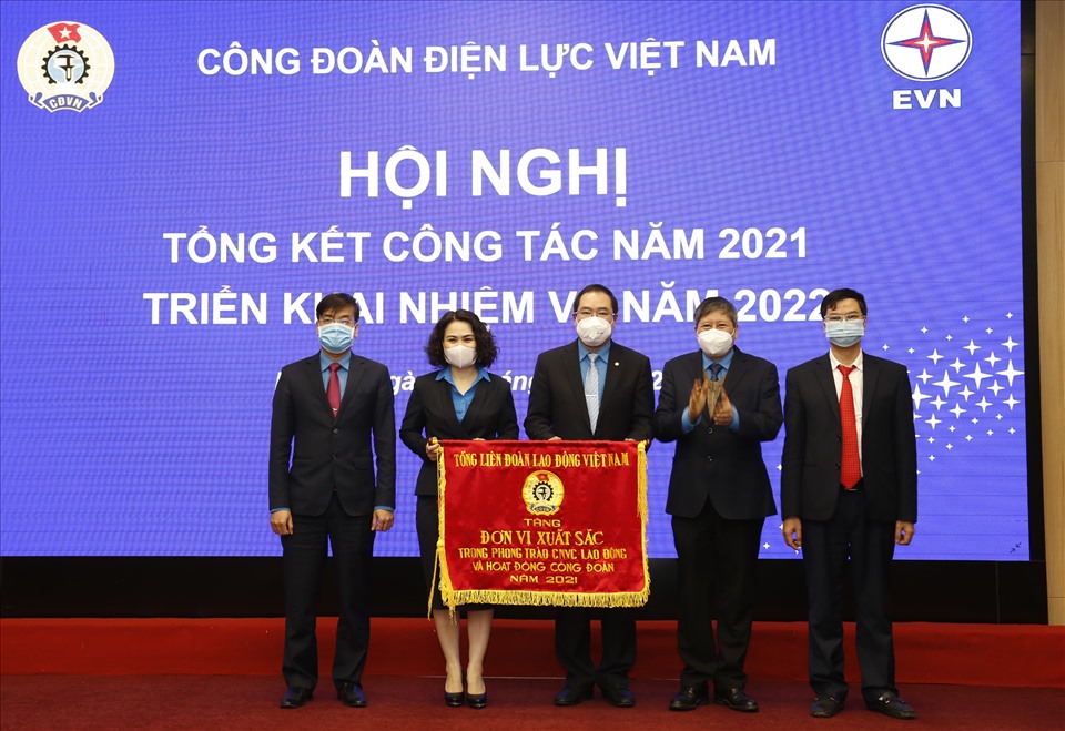 Phó Chủ tịch Thường trực Tổng LĐLĐVN Trần Thanh Hải (thứ hai từ phải sang) trao Cờ thi đua cho lãnh đạo Công đoàn Điện lực Việt Nam. Ảnh: Hà Anh