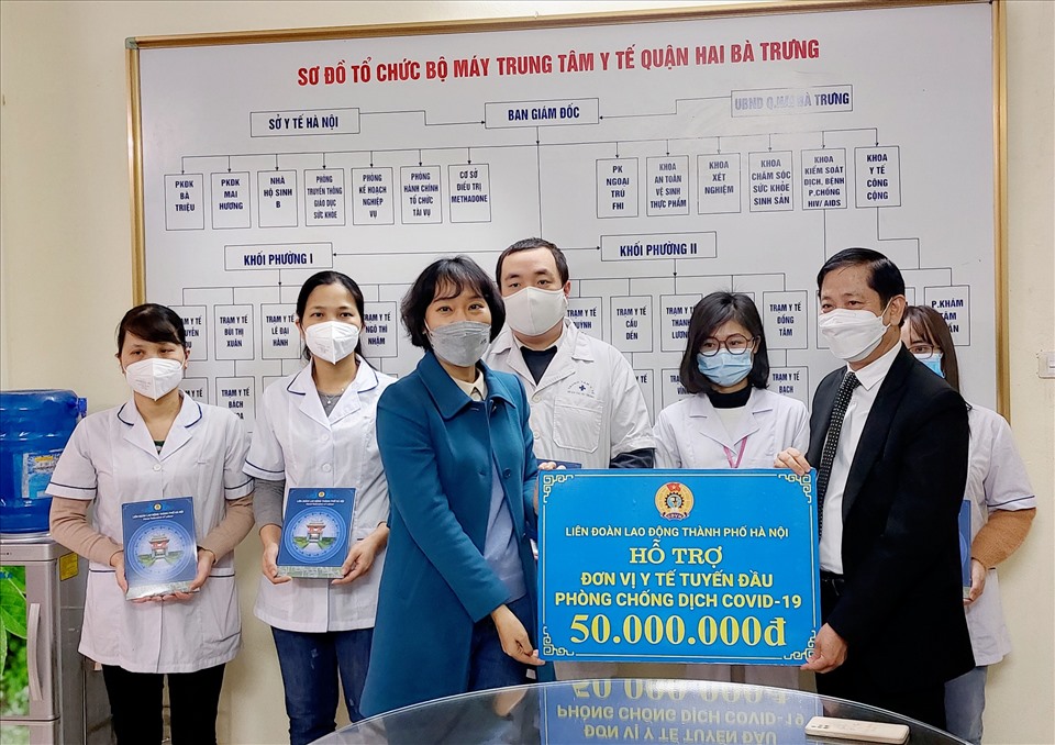 Cùng ngày, Phó Chủ tịch LĐLĐ Thành phố Hà Nội Phạm Bá Vĩnh (ngoài cùng bên phải) đã đến thăm, tặng quà cho Bệnh viện đa khoa Thanh Nhàn và Trung tâm y tế Hai Bà Trưng. Ảnh: Ngọc Ánh