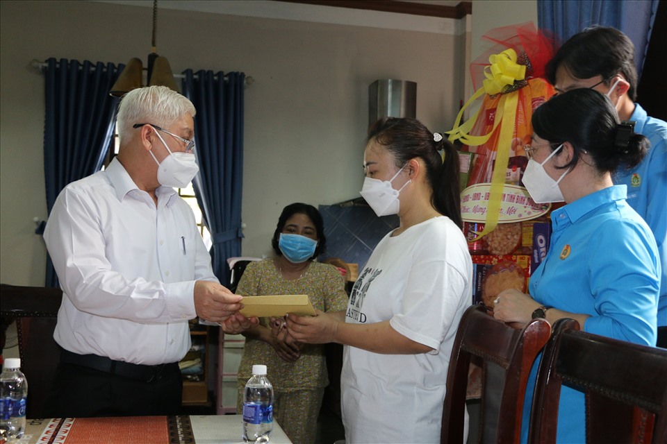 Ông Nguyễn Văn Lợi - Bí thư Tỉnh ủy Bình Dương thăm, tặng quà động viên nữ công nhân