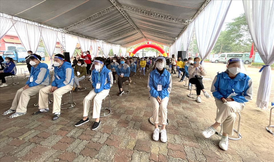 Hơn 200 công nhân có hoàn cảnh khó khăn được Công đoàn tặng quà, vé xe về quê đón Tết cùng gia đình, xem các chương trình ca múa nhạc đặc sắc tại “Tết Sum vầy - Xuân bình an 2022“. Ảnh: Hà Anh
