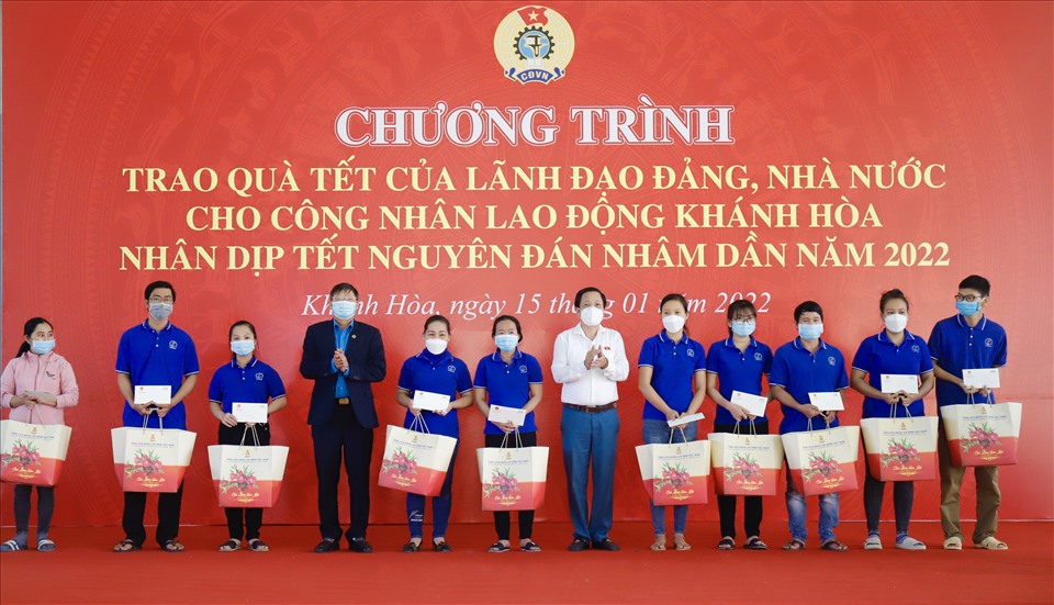 Cùng đi trong đoàn công tác thăm hỏi công nhân, lao động có ông Phan Văn Anh - Phó chủ tịch Tổng LĐLĐ Việt Nam và đại diện LĐLĐ tỉnh, chính quyền tỉnh Khánh Hòa.