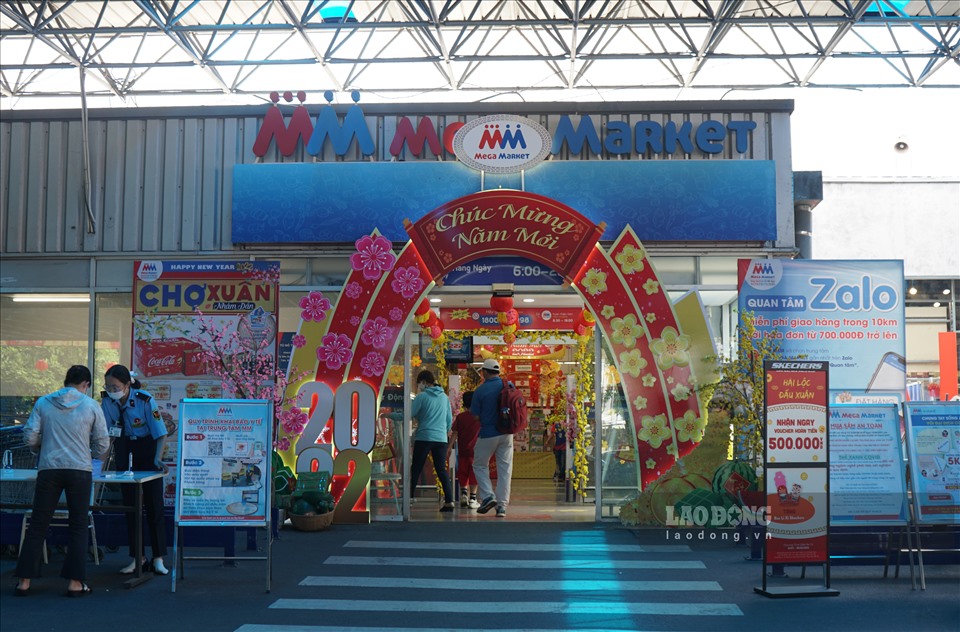 Ghi nhận tại siêu thị Mega Market Bình Phú (Quận 6), đông khách hàng đến mua hàng dịp cuối tuần.