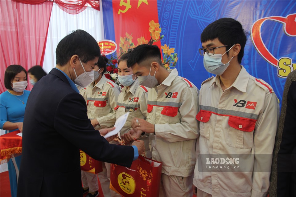 Đồng chí Trần Văn Thuật - Phó Chủ tịch Tổng Liên đoàn Lao động Việt Nam trao quà cho các công nhân trong khuôn khổ chương trình.