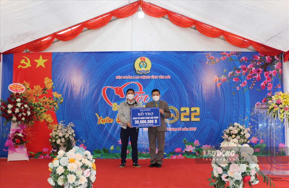 Nhân dịp này Báo Lao Động cũng đã trao phần quà trị giá 30 triệu đồng đến công nhân có hoàn cảnh khó khăn.