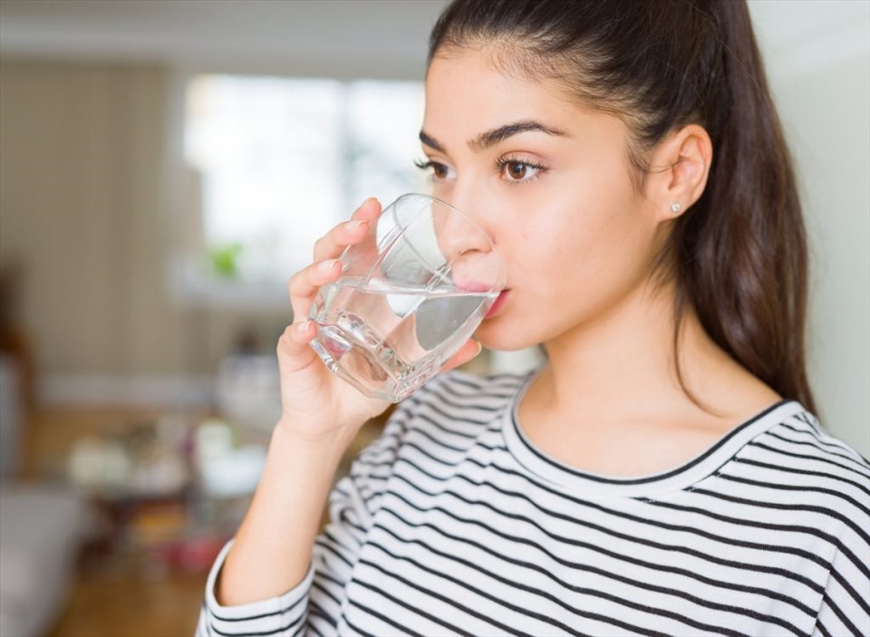6. Uống đủ nước: Nếu không uống đủ nước, chúng ta có thể nhầm đói với khát và ăn nhiều hơn vào bữa tiếp theo. Việc này sẽ khiến bạn tự phá hỏng kế hoạch giảm cân của mình. Nguồn: Eat This Not That.