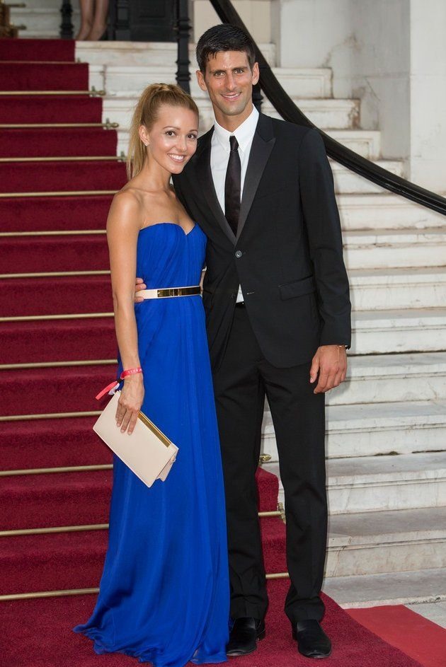 Trên thảm đỏ sự kiện năm 2013 tại Monaco, Jelena nổi bật cùng đầm suông quây ngực màu xanh navy, sánh vai cùng chồng trong bộ suit truyền thống. Ảnh: Celebmafia