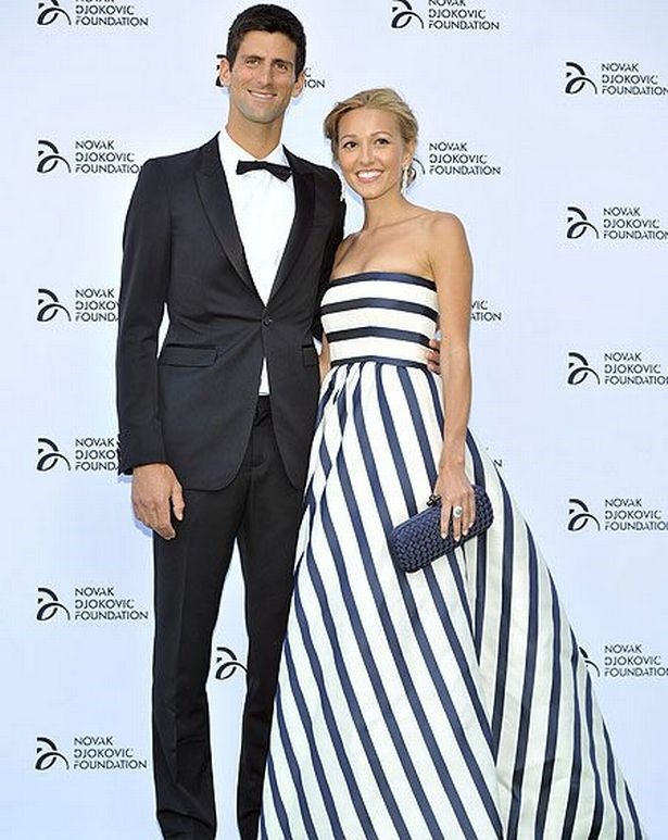 Tại buổi dạ tiệc ở London năm 2013, vợ Djokovic diện đầm đến từ thương hiệu Oscar de la Renta, kết hợp khuyên tai đính đá và vấn tóc cao. Ảnh: HC