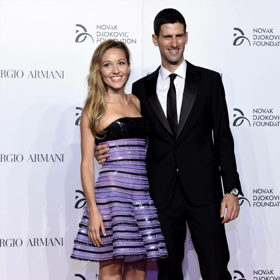 Tại sự kiện năm 2016, bà xã Djokovic trẻ trung với váy ngắn sequin tím cùng sandals ánh bạc. Ảnh: ST