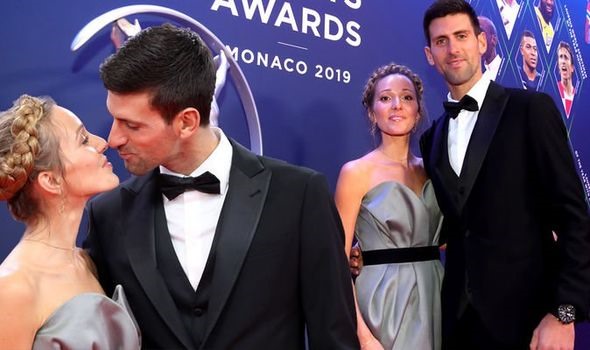 Tại Laureus World Sports Awards 2019 ở Monaco, Jelena thăng hạng nhan sắc với kiểu tóc tết vương miện, kết hợp ăn ý đầm quây ngực màu xám bằng lụa taffeta. Bên cạnh đó Djokovic vẫn lựa chọn bộ vest đen kèm nơ bướm và sơ mi trắng đơn giản. Ảnh: ST