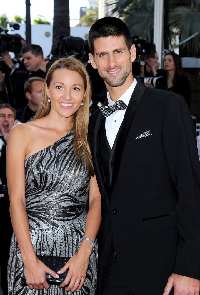 Cũng tại sự kiện này năm 2012, vợ tay vợt nổi tiếng gây chú ý với chiếc đầm sequin lệch vai sang trọng nhưng không kém phần gợi cảm. Ảnh: Zimbio