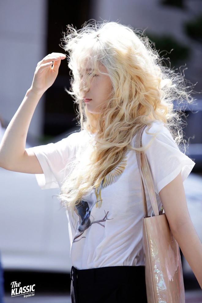 Mái tóc vàng, xoăn càng tôn lên vẻ thần thái của Krystal. Ảnh: Twitter