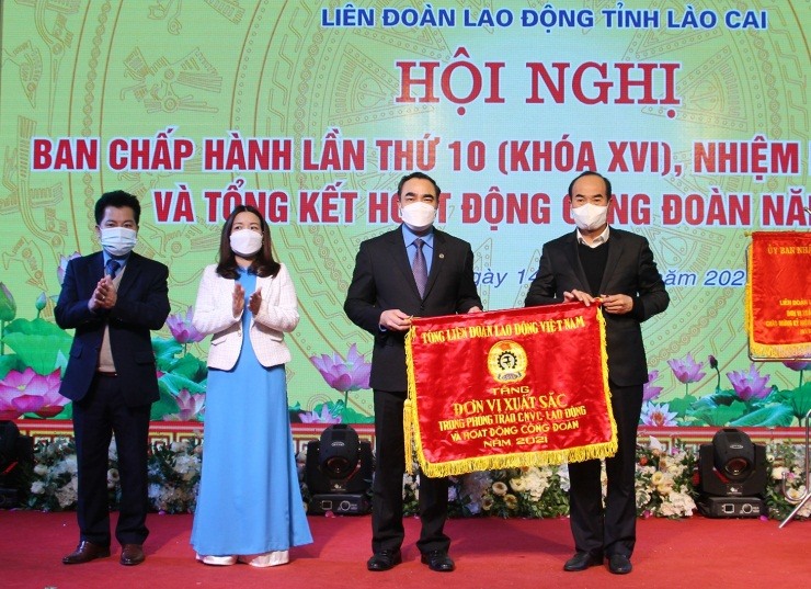 Trao Cờ thi đua xuất sắc của Tổng LĐLĐ Việt Nam cho LĐLĐ tỉnh.