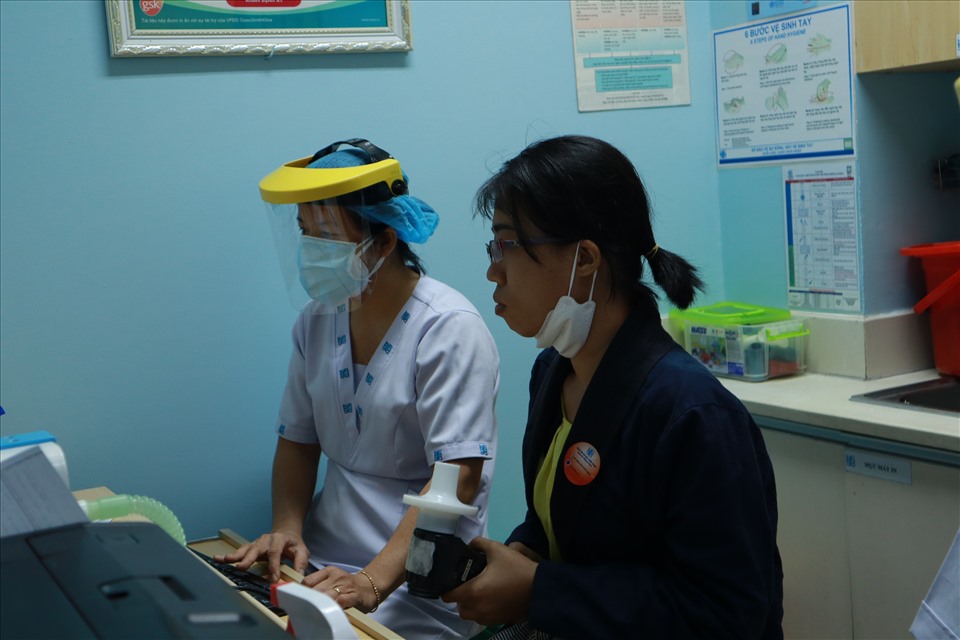 Bệnh nhân đang được chăm sóc điều trị tại Bệnh viện Đại học Y dược. Ảnh: Nguyễn Ly