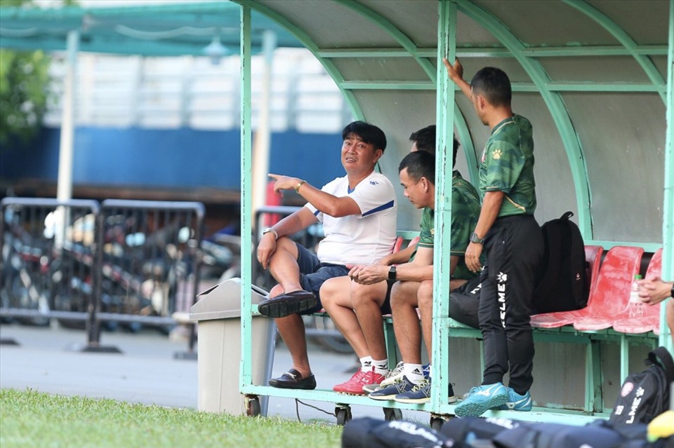 Huấn luyện viên Trần Minh Chiến (áo trắng) vừa trở lại làm việc cùng câu lạc bộ TPHCM sau khi khỏi COVID-19.
