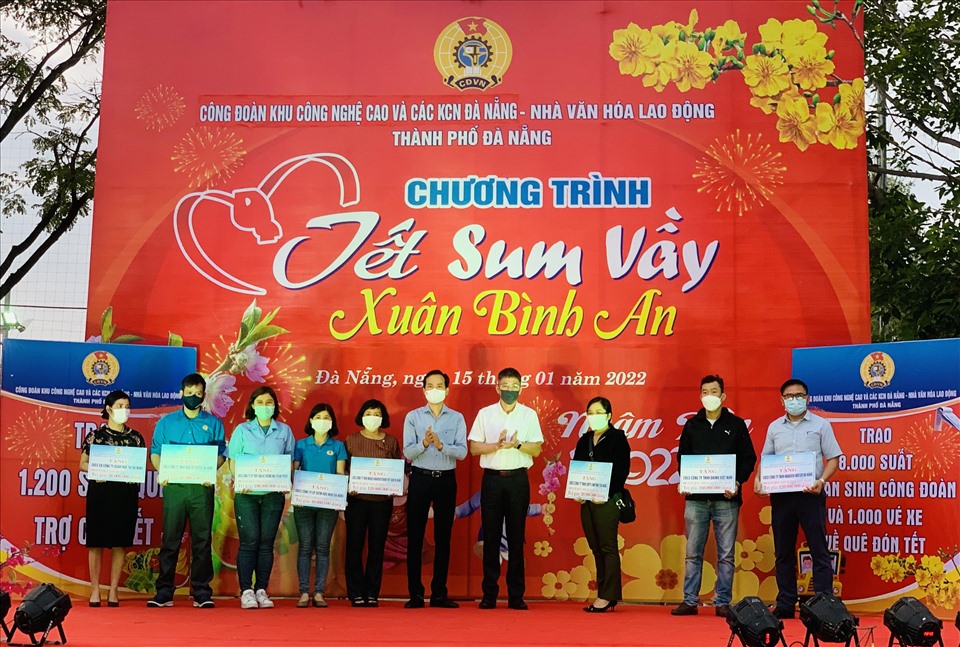 Ông Nguyễn Duy Minh, Chủ tịch Liên đoàn Lao động thành phố Đà Nẵng trao quà đến người lao động Khu công nghệ cao và các khu công nghiệp Đà Nẵng. Ảnh: Tường Minh