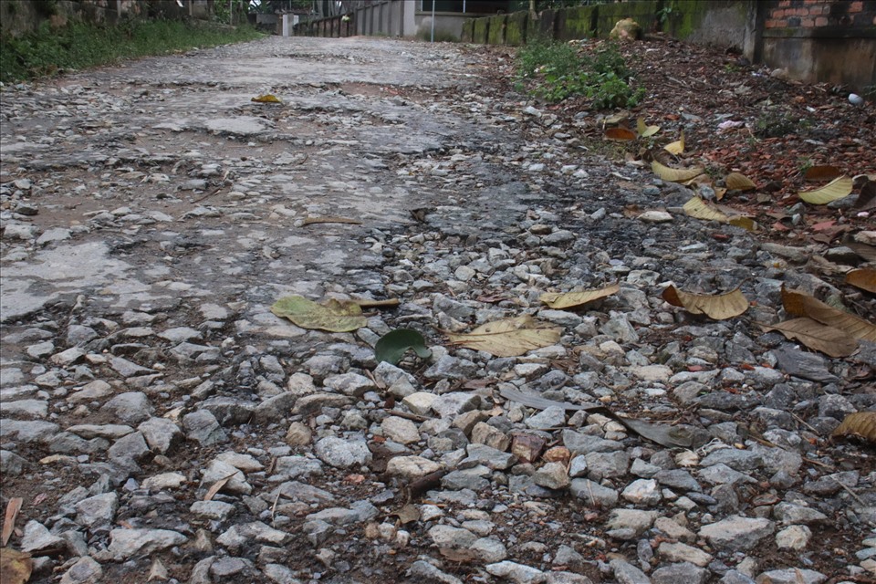 Mặt đường nhiều chỗ bị bong tróc hết lớp thảm nhựa, chỉ còn trơ lại đất đá. Ảnh: Quỳnh Trang