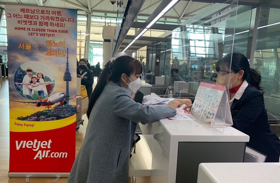 Hành khách làm thủ tục tại sân bay Incheon, Hàn Quốc