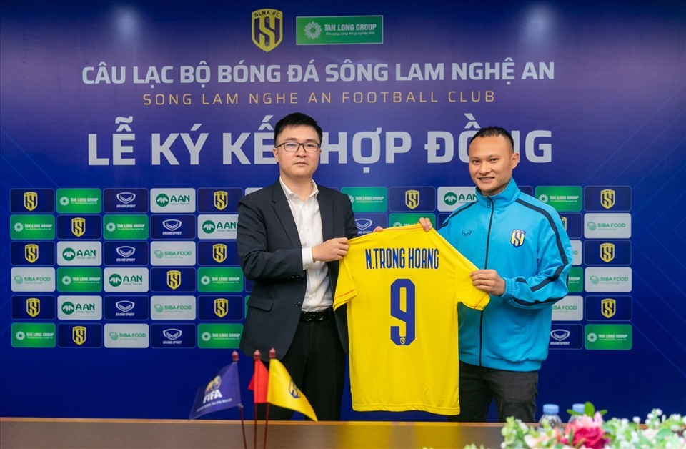 Tiền vệ Trọng Hoàng trở lại thi đấu cho Sông Lam Nghệ An. Ảnh: SLNA