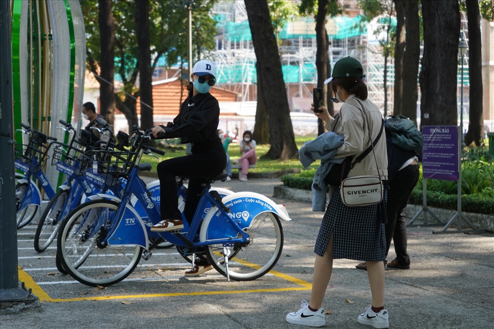 Bên cạnh các hoạt động vui chơi, check-in, dịch vụ xe đạp công cộng với giá thuê 10.000 đồng mỗi giờ cũng được nhiều bạn trẻ lựa chọn. Các trạm đậu xe được bố trí trên vỉa hè, nhà chờ xe buýt, công viên, điểm du lịch... nên rất thuận tiện để người dân tiếp cận, trải nghiệm dịch vụ công cộng mới của thành phố.