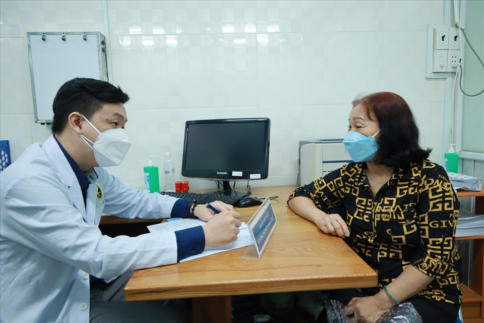 Bà Thu đang được bác sĩ tư vấn, sàng lọc hậu COVID-19. Ảnh: Nguyễn Ly