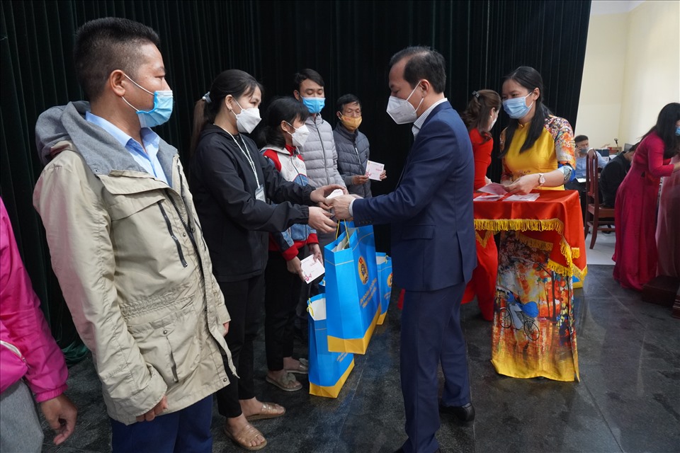 Đồng chí Võ Mạnh Sơn - Chủ tịch LĐLĐ Thanh Hoá trao quà tới công nhân viên chức lao động. Ảnh: Q.D