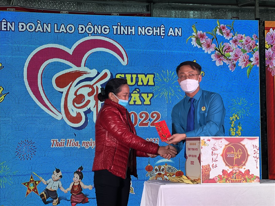 Ông Nguyễn Chí Công  - Phó Chủ tịch LĐLĐ tỉnh Nghệ An trao thưởng cho CNLĐ bốc thăm may mắn. Ảnh: TT