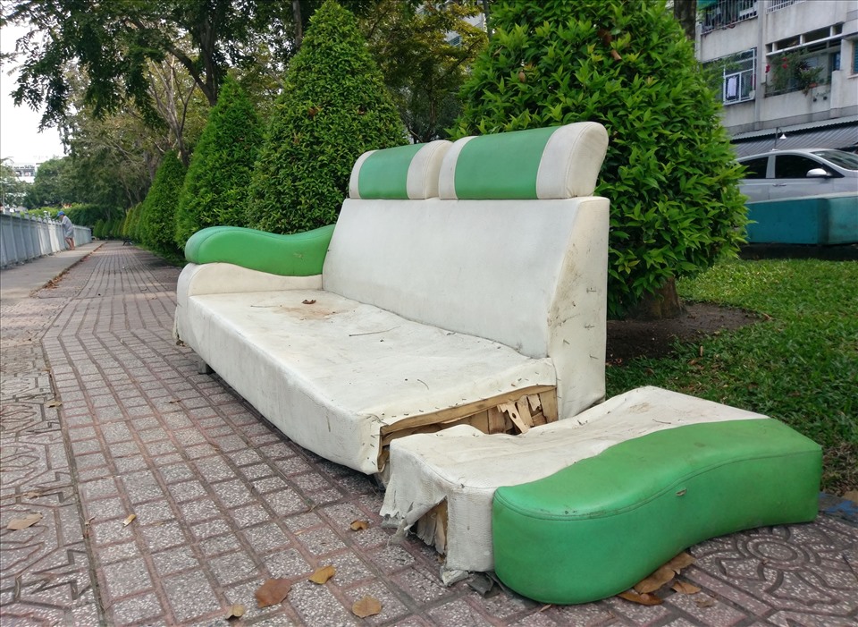 Người dân vứt bỏ chiếc ghế sofa cũ ngay lối đi tập thể dục dọc kênh Nhiêu Lộc - Thị Nghè (quận Bình Thạnh).  Ảnh: Minh Quân