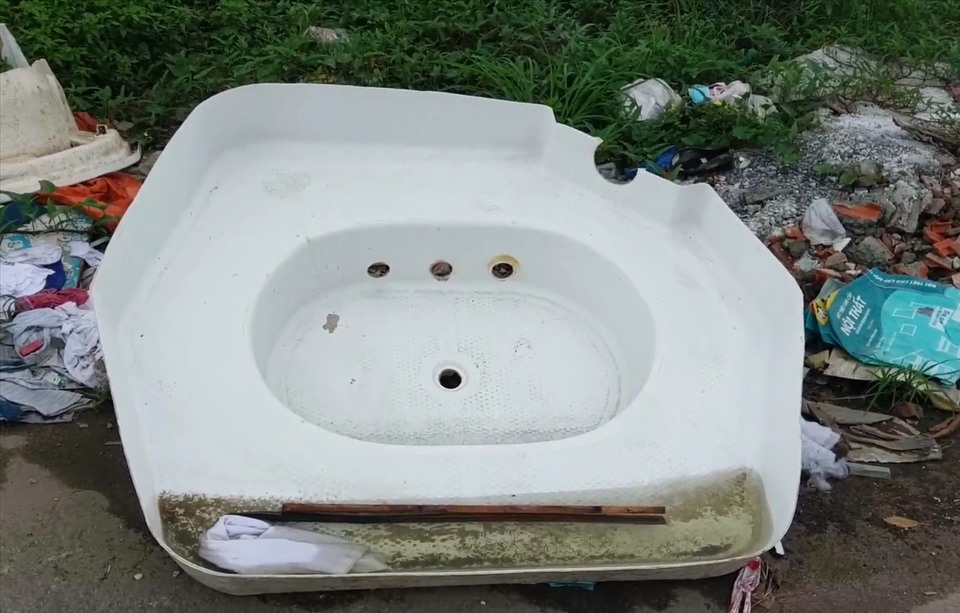 Một chiếc bồn tắm cũ bị mang vứt bỏ trên đường Trần Bạch Đằng trong khu đô thị mới Thủ Thiêm. Ảnh: Minh Quân