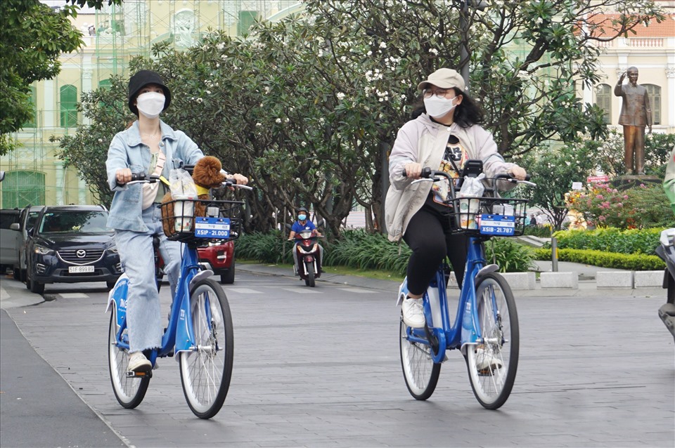 Giới trẻ TPHCM thích thú trải nghiệm dịch vụ xe đạp công cộng ở trung tâm TPHCM.  Ảnh: Minh Quân