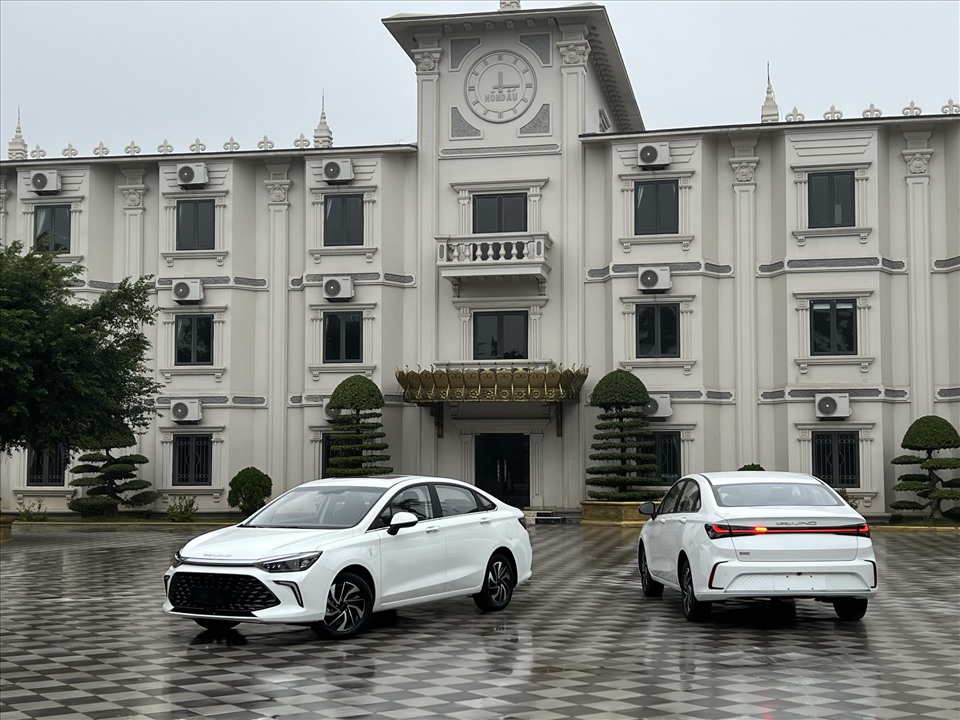 Beijing U5 Plus được nhập khẩu theo diện tư nhân với 3 phiên bản gồm Standard, Deluxe và Luxury với mức giá lần lượt 398 triệu đồng, 468 triệu đồng và 498 triệu đồng. với mức giá này, U5 Plus thậm chí còn rẻ hơn cả xe cỡ B như Vios và Accent.