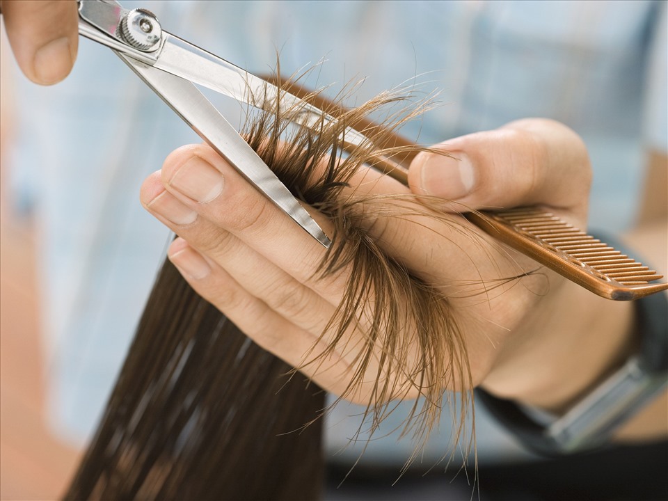 Cắt tỉa thường xuyên để loại bỏ tóc yếu hay tóc hư tổn. Ảnh: Xinhua