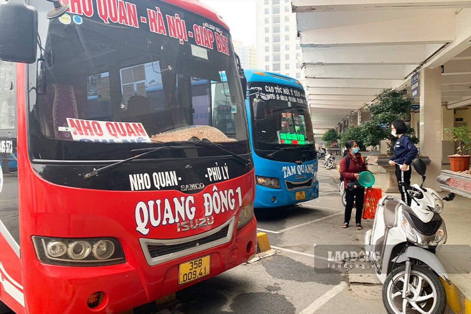 Ông Nguyễn Hoàng Tùng - Phó Giám đốc bến xe Giáp Bát cho biết, cũng như mọi năm, bến xe Giáp Bát đã xây dựng kế hoạch phục vụ trong Tết Nhâm Dần. Tuy nhiên thời điểm hiện tại, lượng xe hoạt động chỉ bằng 30% so với ngày thường. Lượng khách đi lại và sử dụng phương tiện vận tải là xe khách chỉ chiếm khoảng 10-15% so với những ngày thường.