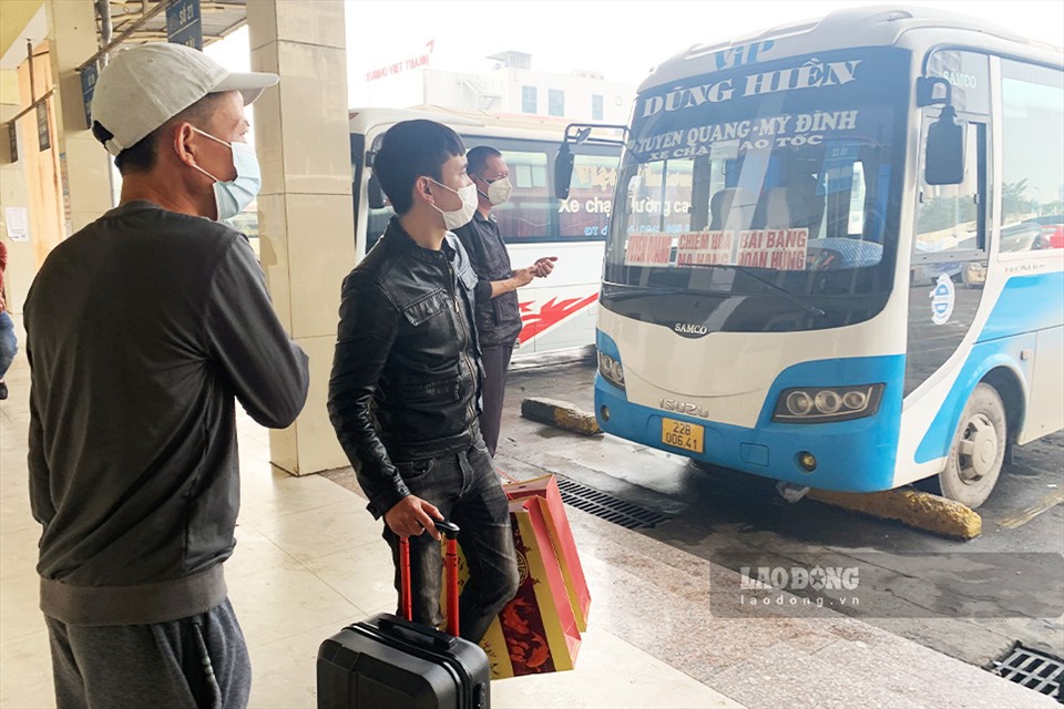 Một số hành khách mang theo hành lý tìm xe về quê dịp Tết nguyên đán Nhâm Dần.